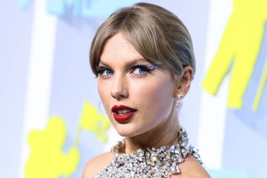 Taylor Swift wearing an Oscar de la Renta dress, Christian Louboutin shoes, and Lorraine Schwartz jewelry arrives at the 2022 MTV Video Music Awards held at the Prudential Center on August 28, 2022 in Newark, New Jersey, United States.