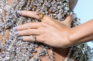 Taylor Swift wearing an Oscar de la Renta dress, Christian Louboutin shoes, and Lorraine Schwartz jewelry arrives at the 2022 MTV Video Music Awards held at the Prudential Center on August 28, 2022 in Newark, New Jersey, United States.