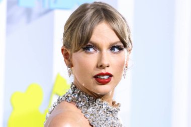 Taylor Swift wearing an Oscar de la Renta dress, Christian Louboutin shoes, and Lorraine Schwartz jewelry arrives at the 2022 MTV Video Music Awards held at the Prudential Center on August 28, 2022 in Newark, New Jersey, United States.