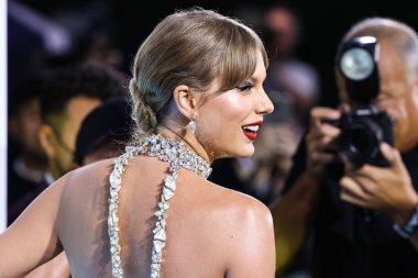 Taylor Swift wearing an Oscar de la Renta dress, Christian Louboutin shoes, and Lorraine Schwartz jewelry arrives at the 2022 MTV Video Music Awards held at the Prudential Center on August 28, 2022 in Newark, New Jersey, United States.