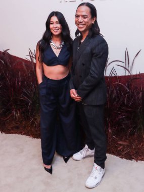 Raissa Gerona ve Michael Mente, 8 Eylül 2022 'de Hudson Yards' daki The Shops 'ta düzenlenen New York Moda Haftası (New York Moda Haftası) 2022' deki REVOLVE Galerisi 'ne geldiler.. 