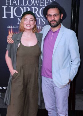 Avustralyalı aktris Sarah Snook ve İranlı-Amerikalı aktör Arian Moayed, 8 Eylül 2022 'de Universal City' deki Universal Stüdyoları 'nda düzenlenen Hollywood Cadılar Bayramı Korku Geceleri Açılış Gecesi 2022' ye geldiler.