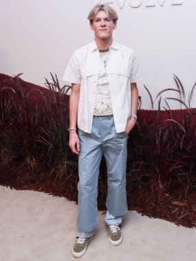 Davis Burleson, 8 Eylül 2022 'de Hudson Yards' daki The Shops 'ta düzenlenen REVOLVE Galerisi NYFW (New York Moda Haftası) 2022 Sunum VIP Açılış etkinliğine geliyor..