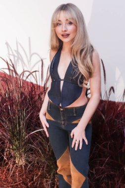 American singer, songwriter and actress Sabrina Carpenter arrives at the REVOLVE Gallery NYFW (New York Fashion Week) 2022 Presentation VIP Opening Event held at The Shops at Hudson Yards on September 8, 2022 in Manhattan, New York City, New York, Un