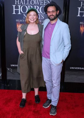 Avustralyalı aktris Sarah Snook ve İranlı-Amerikalı aktör Arian Moayed, 8 Eylül 2022 'de Universal City' deki Universal Stüdyoları 'nda düzenlenen Hollywood Cadılar Bayramı Korku Geceleri Açılış Gecesi 2022' ye geldiler.