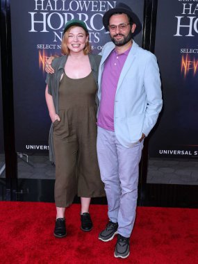 Avustralyalı aktris Sarah Snook ve İranlı-Amerikalı aktör Arian Moayed, 8 Eylül 2022 'de Universal City' deki Universal Stüdyoları 'nda düzenlenen Hollywood Cadılar Bayramı Korku Geceleri Açılış Gecesi 2022' ye geldiler.