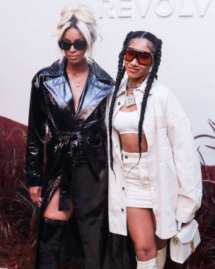 Ciara Prensesi Wilson ve BIA REVOLVE Galerisi NYFW 'ye (New York Moda Haftası) 8 Eylül 2022' de Hudson Yards 'daki The Shops' ta düzenlenen sunum açılış etkinliğine geldiler..