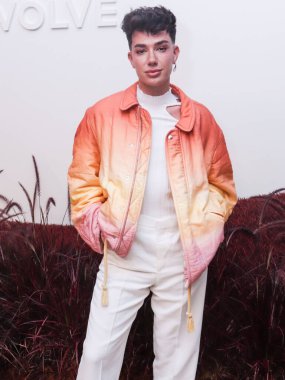 James Charles 8 Eylül 2022 'de Hudson Yards' daki The Shops at Hudson Yards 'da düzenlenen REVOLVE Galerisi NYFW (New York Moda Haftası) 2022 Sunum VIP Açılış etkinliğine gelir..