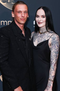 İngiliz aktör Jamie Campbell Bower ve kız arkadaşı Jess Moloney, 9 Eylül 2022 tarihinde Televizyon Akademisi 'nde düzenlenen 74. Yıllık Primetime Emmy Ödülleri Performans Nominee Kutlaması' na geldiler.