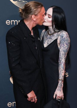 İngiliz aktör Jamie Campbell Bower ve kız arkadaşı Jess Moloney, 9 Eylül 2022 tarihinde Televizyon Akademisi 'nde düzenlenen 74. Yıllık Primetime Emmy Ödülleri Performans Nominee Kutlaması' na geldiler.
