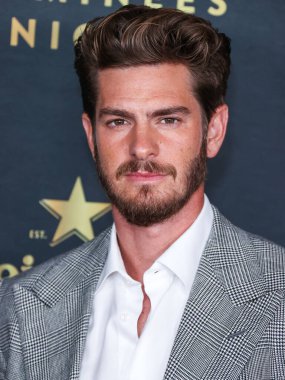 Ralph Lauren kostümü giyen Amerikalı aktör Andrew Garfield, Hollywood Reporter ve SAG-AFTRA 'nın 74. Geleneksel Primetime Emmy Ödülleri' Emmy Adayları Gecesi 'ne 10 Eylül 2022' de Batı Hollywood, Los Angeles, ABD 'deki 8899 Beverly' deki çatı katında gerçekleşti..