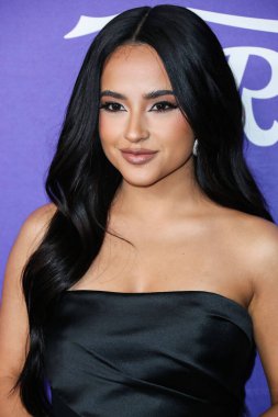 Amerikalı şarkıcı Becky G (Rebbeca Marie Gomez), 11 Ağustos 2022 tarihinde Hollywood, Los Angeles, Kaliforniya, ABD 'de düzenlenen NeueHouse Los Angeles' ta düzenlenen Genç Hollywood Oyunları 'nın 2022 Power of Young Hollywood Kutlaması' na geldi..