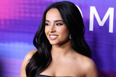 Amerikalı şarkıcı Becky G (Rebbeca Marie Gomez), 11 Ağustos 2022 tarihinde Hollywood, Los Angeles, Kaliforniya, ABD 'de düzenlenen NeueHouse Los Angeles' ta düzenlenen Genç Hollywood Oyunları 'nın 2022 Power of Young Hollywood Kutlaması' na geldi..