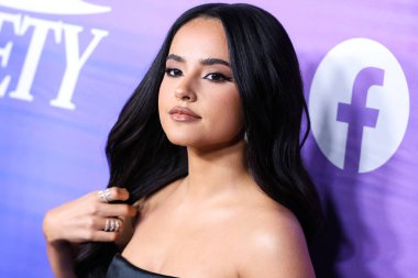 Amerikalı şarkıcı Becky G (Rebbeca Marie Gomez), 11 Ağustos 2022 tarihinde Hollywood, Los Angeles, Kaliforniya, ABD 'de düzenlenen NeueHouse Los Angeles' ta düzenlenen Genç Hollywood Oyunları 'nın 2022 Power of Young Hollywood Kutlaması' na geldi..