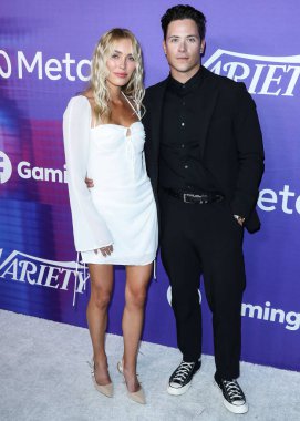 Cassie Rudolph ve Brighton Reinhardt, 11 Ağustos 2022 'de Hollywood, Los Angeles, Kaliforniya, ABD' de düzenlenen NeueHouse Los Angeles 'ta düzenlenen Facebook Oyununun Genç Hollywood Kutlamalarının Gücü 2022' ye geldiler.. 