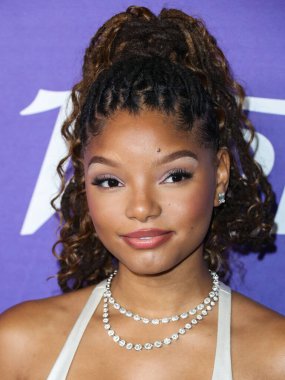 Amerikalı şarkıcı Halle Bailey, 11 Ağustos 2022 'de NeueHouse Los Angeles, Los Angeles' ta düzenlenen Facebook Gaming tarafından sunulan Variety 2022 Power of Young Hollywood Kutlaması 'na geldi.. 
