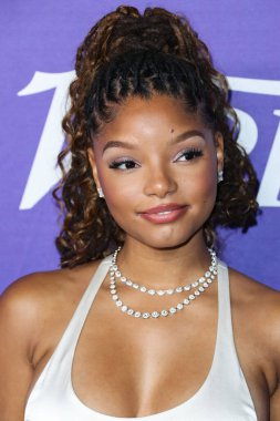 Amerikalı şarkıcı Halle Bailey, 11 Ağustos 2022 'de NeueHouse Los Angeles, Los Angeles' ta düzenlenen Facebook Gaming tarafından sunulan Variety 2022 Power of Young Hollywood Kutlaması 'na geldi.. 