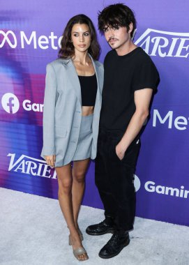 Amerikalı model Kenya Kinski-Jones ve erkek arkadaşı / Amerikalı aktör Will Peltz, 11 Ağustos 2022 'de Hollywood, Los Angeles' taki NeueHouse Los Angeles 'ta düzenlenen Facebook Oyunlarının Genç Hollywood Kutlamalarının 2022 Power of Young Hollywood Kutlaması' na geldiler.