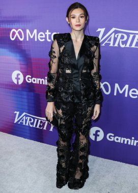 Amerikalı aktris Nicole Maines, 11 Ağustos 2022 'de NeueHouse Los Angeles, Los Angeles' ta düzenlenen Facebook Oyunları Sunan Genç Hollywood Kutlamalarının Gücü 2022 'ye ulaştı.. 