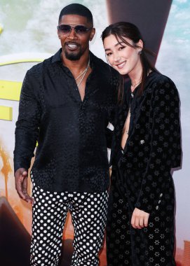 Amerikalı aktör Jamie Foxx ve Avustralyalı aktris Natasha Liu Bordizzo, Netflix 'in 14 Ağustos 2022' de Los Angeles, Kaliforniya, ABD 'deki Regal Cinemas LA Live Stadyumu' nda düzenlenen 'Day Shift' in dünya prömiyerine geldiler.. 