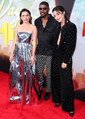 Meksikalı aktris Karla Souza, Amerikalı aktör Jamie Foxx ve Avustralyalı aktris Natasha Liu Bordizzo, 10 Ağustos 2022 'de Los Angeles, Kaliforniya, ABD' deki Regal Cinemas LA Live Stadyumu 'nda düzenlenen Netflix' in Dünya Günü Vardiyası 'na geldiler.