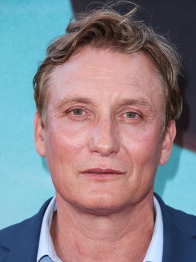 Alman aktör Oliver Masucci, Netflix 'in' Day Vardiyası 'nın dünya prömiyerine 10 Ağustos 2022' de Los Angeles, Kaliforniya, ABD 'deki Regal Cinemas LA Live Stadyumu' nda geldi.. 