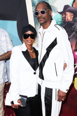 Amerikalı girişimci Shante Broadus ve kocası / Amerikalı rapçi Snoop Dogg (Calvin Cordozar Broadus Jr.), 10 Ağustos 2022 'de Los Angeles, Kaliforniya' daki Regal Cinemas LA Live Stadyumu 'nda düzenlenen Netflix' in 'Day Shift' in dünya prömiyerine geldiler.