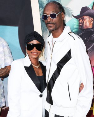 Amerikalı girişimci Shante Broadus ve kocası / Amerikalı rapçi Snoop Dogg (Calvin Cordozar Broadus Jr.), 10 Ağustos 2022 'de Los Angeles, Kaliforniya' daki Regal Cinemas LA Live Stadyumu 'nda düzenlenen Netflix' in 'Day Shift' in dünya prömiyerine geldiler.
