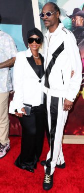 Amerikalı girişimci Shante Broadus ve kocası / Amerikalı rapçi Snoop Dogg (Calvin Cordozar Broadus Jr.), 10 Ağustos 2022 'de Los Angeles, Kaliforniya' daki Regal Cinemas LA Live Stadyumu 'nda düzenlenen Netflix' in 'Day Shift' in dünya prömiyerine geldiler.,