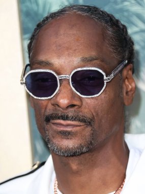 Amerikalı rapçi Snoop Dogg (Calvin Cordozar Broadus Jr.), 10 Ağustos 2022 'de Los Angeles, Kaliforniya' da bulunan Regal Cinemas LA Live Stadyumu 'nda düzenlenen Netflix' in 'Day Shift' in Dünya Premiere 'ine geldi.. 