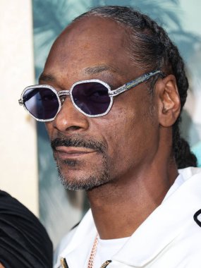 Amerikalı rapçi Snoop Dogg (Calvin Cordozar Broadus Jr.), 10 Ağustos 2022 'de Los Angeles, Kaliforniya' da bulunan Regal Cinemas LA Live Stadyumu 'nda düzenlenen Netflix' in 'Day Shift' in Dünya Premiere 'ine geldi.. 