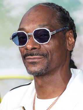 Amerikalı rapçi Snoop Dogg (Calvin Cordozar Broadus Jr.), 10 Ağustos 2022 'de Los Angeles, Kaliforniya' da bulunan Regal Cinemas LA Live Stadyumu 'nda düzenlenen Netflix' in 'Day Shift' in Dünya Premiere 'ine geldi.. 