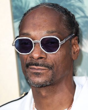 Amerikalı rapçi Snoop Dogg (Calvin Cordozar Broadus Jr.), 10 Ağustos 2022 'de Los Angeles, Kaliforniya' da bulunan Regal Cinemas LA Live Stadyumu 'nda düzenlenen Netflix' in 'Day Shift' in Dünya Premiere 'ine geldi.. 