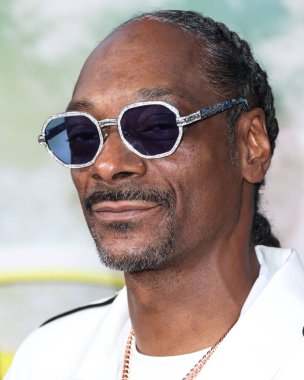 Amerikalı rapçi Snoop Dogg (Calvin Cordozar Broadus Jr.), 10 Ağustos 2022 'de Los Angeles, Kaliforniya' da bulunan Regal Cinemas LA Live Stadyumu 'nda düzenlenen Netflix' in 'Day Shift' in Dünya Premiere 'ine geldi.. 