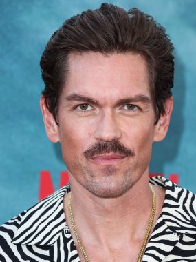 Amerikalı aktör Steve Howey, Netflix 'in' Day Vardiyası 'nın dünya prömiyerine 10 Ağustos 2022' de Los Angeles, Kaliforniya, ABD 'deki Regal Cinemas LA Live Stadyumu' nda geldi.. 
