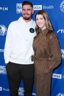 Beyzbol Ligi 'nin Los Angeles Dodgers takımının profesyonel atıcısı Andrew Heaney ve eşi Jordan Heaney 8 Ağustos 2022 tarihinde Elysian Park Stadyumu' nda düzenlenen Kershaw 'un Pong 4 yarışmasına katıldılar.