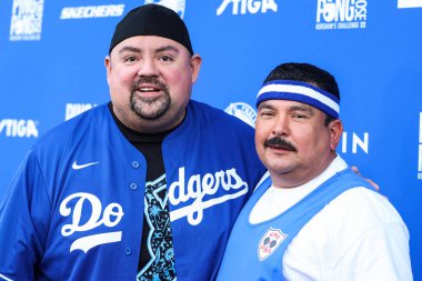 Amerikalı komedyen Gabriel Iglesias (Fluffy) ve Meksikalı-Amerikalı talk şov kişiliği Guillermo Rodriguez, 8 Ağustos 2022 'de Elysian Park, Los Angeles, Kaliforniya' daki Dodger Stadyumu 'nda düzenlenen Kershaw' s Challenge Pong 4 Amaç 2022 'ye geldiler.