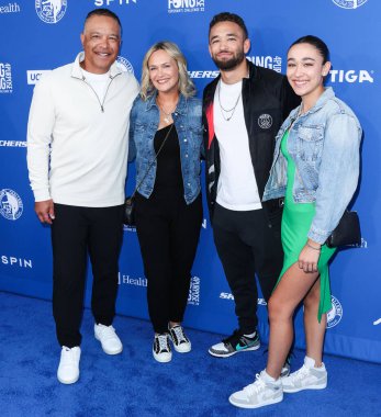 Beyzbol liginin Los Angeles Dodgers takımının teknik direktörü ve eski dış saha oyuncusu Dave Roberts, eşi Tricia Roberts, oğlu Cole Roberts ve kızı Emmerson Roberts 8 Ağustos 2022 'de Kershaw' s Challenge 'a geldiler.