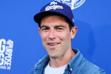 Amerikalı aktör Max Greenfield, 8 Ağustos 2022 'de Dodger Stadyumu' nda düzenlenen Kershaw 's Challenge Ping Pong 4 Amaç 2022' ye geldi.. 