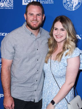 Beyzbol Ligi 'nin Los Angeles Dodgers takımının profesyonel oyuncusu Max Muncy ve eşi Kellie Muncy 8 Ağustos 2022' de Elysian Park, Los Angeles 'taki Dodger Stadyumu' nda düzenlenen Kershaw 's Challenge Pong 4 Amaç 2022' ye geldiler.