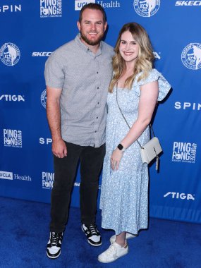 Beyzbol Ligi 'nin Los Angeles Dodgers takımının profesyonel oyuncusu Max Muncy ve eşi Kellie Muncy 8 Ağustos 2022' de Elysian Park, Los Angeles 'taki Dodger Stadyumu' nda düzenlenen Kershaw 's Challenge Pong 4 Amaç 2022' ye geldiler.