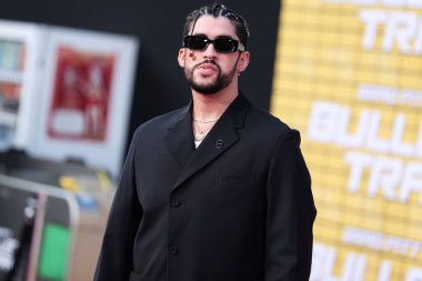 Porto Rikolu rapçi Bad Bunny (Benito Antonio Martnez Ocasio), 1 Ağustos 2022 'de Westwood, Los Angeles, Kaliforniya, ABD' deki Regency Village Theatre 'da düzenlenen Sony Pictures' ın 'Kurşun Treninin Los Angeles galasına geldi.