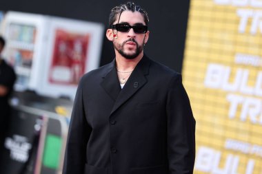 Porto Rikolu rapçi Bad Bunny (Benito Antonio Martnez Ocasio), 1 Ağustos 2022 'de Westwood, Los Angeles, Kaliforniya, ABD' deki Regency Village Theatre 'da düzenlenen Sony Pictures' ın 'Kurşun Treninin Los Angeles galasına geldi.