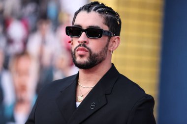 Porto Rikolu rapçi Bad Bunny (Benito Antonio Martnez Ocasio), 1 Ağustos 2022 'de Westwood, Los Angeles, Kaliforniya, ABD' deki Regency Village Theatre 'da düzenlenen Sony Pictures' ın 'Kurşun Treninin Los Angeles galasına geldi.