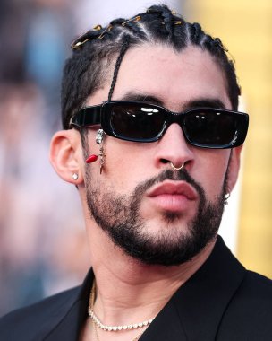 Porto Rikolu rapçi Bad Bunny (Benito Antonio Martnez Ocasio), 1 Ağustos 2022 'de Westwood, Los Angeles, Kaliforniya, ABD' deki Regency Village Theatre 'da düzenlenen Sony Pictures' ın 'Kurşun Treninin Los Angeles galasına geldi.