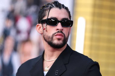 Porto Rikolu rapçi Bad Bunny (Benito Antonio Martnez Ocasio), 1 Ağustos 2022 'de Westwood, Los Angeles, Kaliforniya, ABD' deki Regency Village Theatre 'da düzenlenen Sony Pictures' ın 'Kurşun Treninin Los Angeles galasına geldi.