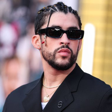 Porto Rikolu rapçi Bad Bunny (Benito Antonio Martnez Ocasio), 1 Ağustos 2022 'de Westwood, Los Angeles, Kaliforniya, ABD' deki Regency Village Theatre 'da düzenlenen Sony Pictures' ın 'Kurşun Treninin Los Angeles galasına geldi.