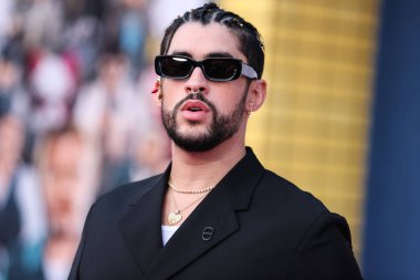 Porto Rikolu rapçi Bad Bunny (Benito Antonio Martnez Ocasio), 1 Ağustos 2022 'de Westwood, Los Angeles, Kaliforniya, ABD' deki Regency Village Theatre 'da düzenlenen Sony Pictures' ın 'Kurşun Treninin Los Angeles galasına geldi.