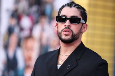 Porto Rikolu rapçi Bad Bunny (Benito Antonio Martnez Ocasio), 1 Ağustos 2022 'de Westwood, Los Angeles, Kaliforniya, ABD' deki Regency Village Theatre 'da düzenlenen Sony Pictures' ın 'Kurşun Treninin Los Angeles galasına geldi.
