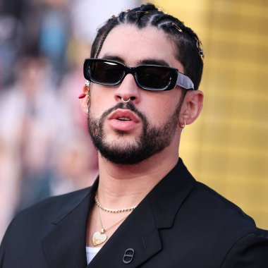 Porto Rikolu rapçi Bad Bunny (Benito Antonio Martnez Ocasio), 1 Ağustos 2022 'de Westwood, Los Angeles, Kaliforniya, ABD' deki Regency Village Theatre 'da düzenlenen Sony Pictures' ın 'Kurşun Treninin Los Angeles galasına geldi.